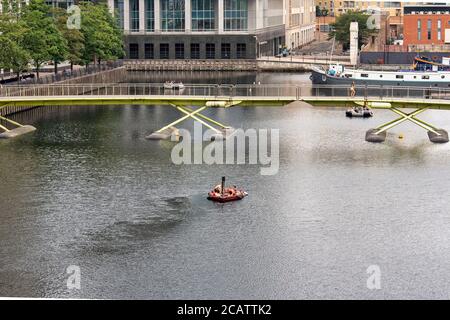 London, Großbritannien. August 2020. Die Menschen genießen die Sonne und das warme Wetter in einem Skuna Hot Tub Boot auf dem London North Dock bei Canary Wharf. Kredit: SOPA Images Limited/Alamy Live Nachrichten Stockfoto