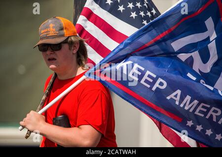 Bloomington, Usa. August 2020. Ein Protestler trägt eine Trump-Flagge und eine amerikanische Flagge während der Demonstration am Morgan County Courthouse Square.die BLM-Aktivisten wurden von bewaffneten Gegenprotesten getroffen, die den Platz umzingelten. Kredit: SOPA Images Limited/Alamy Live Nachrichten Stockfoto
