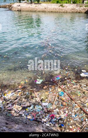 Ein Hafen in Cebu gefüllt mit schwimmenden Plastikmüll, Philippinen. Stockfoto