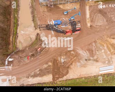 Luftaufnahme von Kranen auf einer Baustelle in der Niederlande Stockfoto