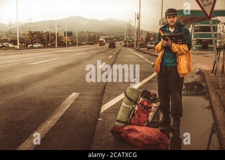 Wando/Südkorea-18.09.2016:der Anhalter bleibt auf der Straße und wartet auf Das Auto Stockfoto