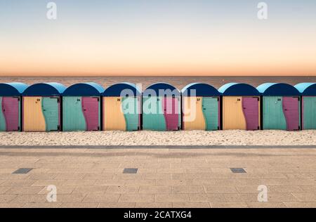 Reihe von alten hölzernen Strandhütten in Dünkirchen bei Sonnenuntergang Stockfoto