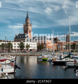 Blick auf das Rathaus und den Glockenturm von der anderen Seite marina genannt 'Bassin du Commerce' Stockfoto