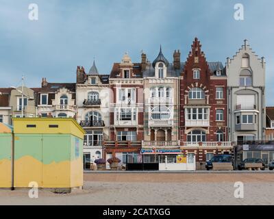 Bunte Strandhütten vor historischen Gebäuden am Meer in Dünkirchen, Frankreich/ Stockfoto