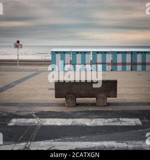 Reihe von alten hölzernen Strandhütten am Strand von Dünkirchen in Frankreich Stockfoto