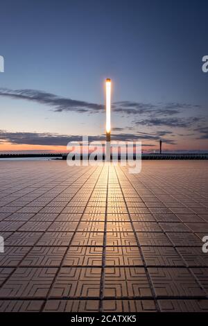 Lichtmast in der Nähe des Strandes von Ostend in Belgien gegen Sonnenuntergang Himmel. Stockfoto