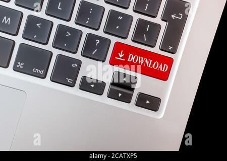 Nahaufnahme einer Computertastatur mit einer roten Download-Taste. Stockfoto