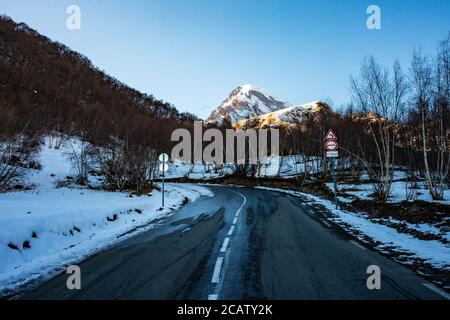 Der Sonnenuntergang Blick auf schneebedeckten Berg Kazbegi, in Georgien. Stockfoto