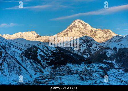 Der Sonnenaufgang Blick auf den Schneeberg Kazbegi, Georgien. Stockfoto