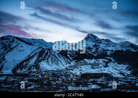 Der Sonnenuntergang Blick auf schneebedeckten Berg Kazbegi, in Georgien. Stockfoto