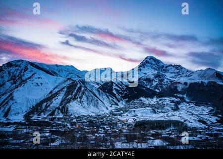 Der Sonnenuntergang Blick auf schneebedeckten Berg Kazbegi, in Georgien. Stockfoto