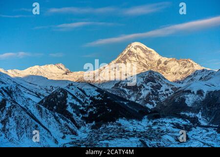 Der Sonnenaufgang Blick auf den Schneeberg Kazbegi, Georgien. Stockfoto