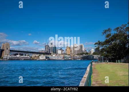 Blick auf Sydney Harbour Blue Waters vom Blues Point Reserve Und Barangaroo Hintergrund Weichzeichnen an einem sonnigen Herbstnachmittag Stockfoto