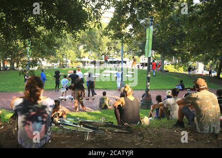 Louisiana, USA. August 2020. Die Menschen achten auf eine Rede während des Protestes der Beschäftigten und Arbeitslosen in New Orleans, Louisiana, USA, am 8. August 2020. Die Demonstranten forderten ein garantiertes Einkommen, einen Lebenslohn und sichere Arbeitsplätze, Verlängerung und Ausweitung der Arbeitslosenunterstützung, keine Zwangsräumungen oder Zwangsvollstreckungen sowie Gesundheits- und Lebensmittelmarken für Menschen in Not. Quelle: Lan Wei/Xinhua/Alamy Live News Stockfoto