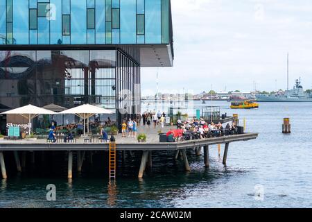 Kopenhagen, Dänemark - 2. August 2020: Das Schauspielhaus in Kopenhagen, Dänemark. Dies ist ein beeindruckendes, speziell für Theaterstücke am Wasser errichtetes Theater und ein elegantes Restaurant mit Blick auf den Hafen und die Stadt Stockfoto