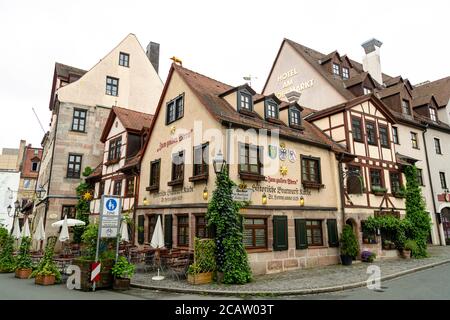 ZUM GULDEN Stern ist die älteste Bratwurststube an einem Ort in Nürnberg, dieses Restaurant wurde mehrfach für seine Qualität ausgezeichnet. Stockfoto