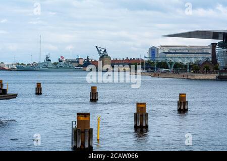 Kopenhagen, Dänemark - 2. August 2020: Das Kriegsmuseum mit der Fregatte HDMS Peder Skram. Das Opernhaus ist rechts vom Scen zu sehen Stockfoto