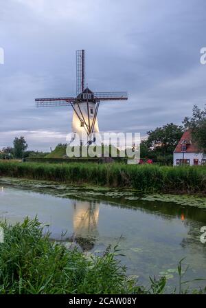 Alte Windmühle in Damme, Belgien bekannt als Hoeke Mühle (Hoekemolen) Stockfoto