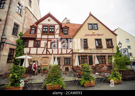 ZUM GULDEN Stern ist die älteste Bratwurststube an einem Ort in Nürnberg, dieses Restaurant wurde mehrfach für seine Qualität ausgezeichnet. Stockfoto