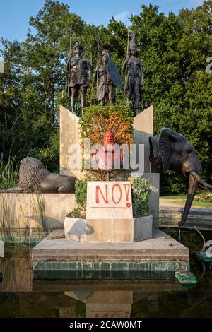 Statue von König Leopold II mit roter Farbe vandalisiert. Tervuren, Belgien. Stockfoto