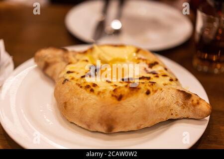 Khachapuri, Brot gefüllt mit Käse und Ei, ein traditionelles georgisches Essen, Stockfoto