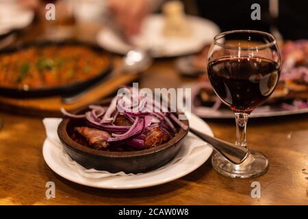 Schweinefleisch Schaschlik, Schweinebraten auf einer Töpferplatte, traditionelle georgische Küche. Stockfoto