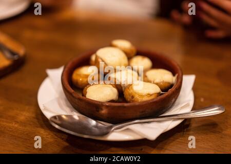 Roastpilz mit gefülltem Suluguni-Käse, traditionelles georgisches Gericht. Stockfoto