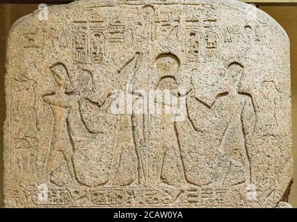 Ägypten, Kairo, Ägyptisches Museum, Stele von Ramses II. Auf beiden Gesichtern eingeschrieben, von Tanis. Ramses führt Gefangene vor den Göttern Atum und Re-Harakhty. Stockfoto