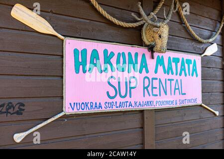 Hakuna Matata Sup Vermietung. Rosa Sperrholzplatte auf einem Schuppen von Töölönlahti Bucht in Helsinki, Finnland. Stockfoto