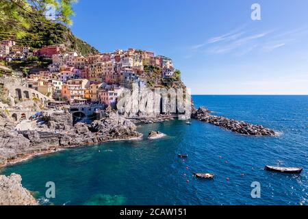 Herrliche Luftaufnahme des berühmten Küstendorfes von Cinque Terre von Manarola, Ligurien, Italien, an einem sonnigen Sommertag Stockfoto