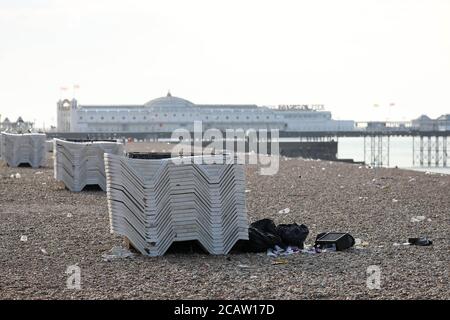 Brighton, Großbritannien. August 2020. Nach einem geschäftigen Tag im Resort gestern sind riesige Mengen an Müll über die Strandpromenade und den Strand von Brighton verstreut. Kredit: James Boardman/Alamy Live Nachrichten Stockfoto