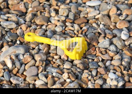 Brighton, Großbritannien. August 2020. Ein weggeworfenes Plastikspielzeug am Strand von Brighton, eines der Dinge, die heute Morgen nach einem anstrengenden Tag am Strand zurückgelassen wurden. Kredit: James Boardman/Alamy Live Nachrichten Stockfoto