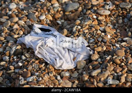 Brighton, Großbritannien. August 2020. Eine ausrangierte Unterhose von Calvin Klein verließ Brighton Beach, eines der Dinge, die heute Morgen nach einem anstrengenden Tag am Strand zurückgelassen wurden. Kredit: James Boardman/Alamy Live Nachrichten Stockfoto