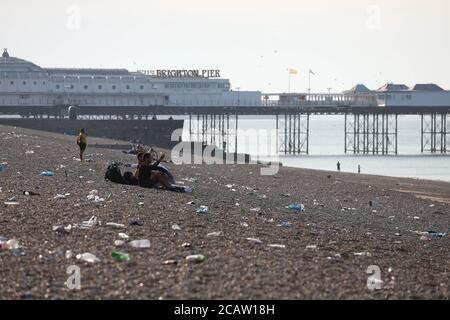 Brighton, Großbritannien. August 2020. Nach einem geschäftigen Tag im Resort gestern sind riesige Mengen an Müll über die Strandpromenade und den Strand von Brighton verstreut. Kredit: James Boardman/Alamy Live Nachrichten Stockfoto