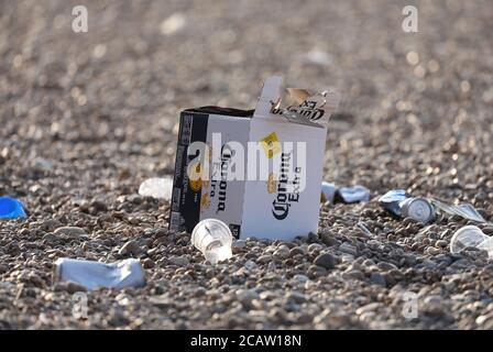 Brighton, Großbritannien. August 2020. Nach einem geschäftigen Tag im Resort gestern sind riesige Mengen an Müll über die Strandpromenade und den Strand von Brighton verstreut. Kredit: James Boardman/Alamy Live Nachrichten Stockfoto