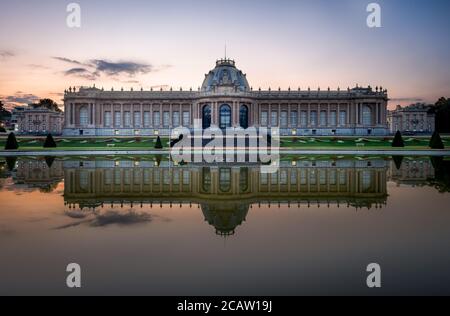 Sonnenuntergang über dem majestätischen Königlichen Museum für Zentralafrika in Tervuren, Belgien. Stockfoto