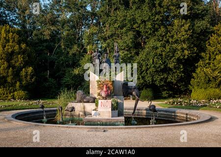 Statue von König Leopold II mit roter Farbe vandalisiert. Stockfoto