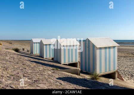 Gestreifte Strandhütten in Hardelot, Frankreich. Stockfoto