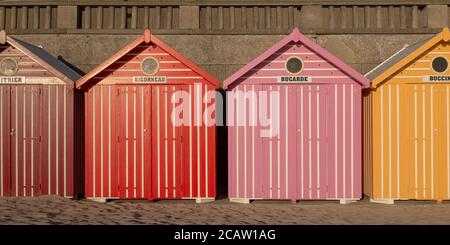 Bunte Strandhütten an der französischen Küste Stockfoto