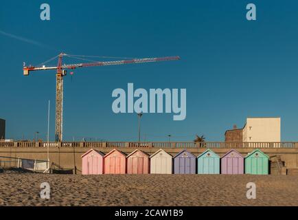 Reihe von alten Strandhütten gegen blauen Himmel. Stockfoto