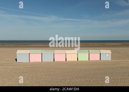 Bunte Strandhütten Reihen sich am einsamen Strand von an Berck in Frankreich Stockfoto