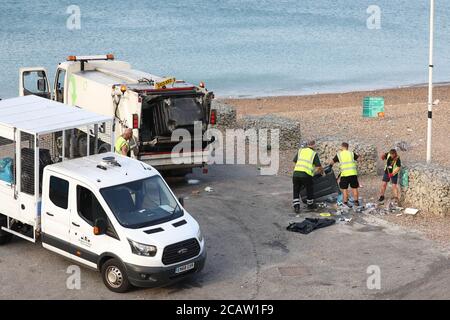 Brighton, Großbritannien. August 2020. Ratsarbeiter beginnen die Mammutaufgabe, die Küste und den Strand zu säubern, bevor mehr Sonnenanbeter an einem erwartungsgemäß heißen Tag im South Coast Resort ankommen. Kredit: James Boardman/Alamy Live Nachrichten Stockfoto