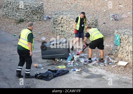 Brighton, Großbritannien. August 2020. Ratsarbeiter beginnen die Mammutaufgabe, die Küste und den Strand zu säubern, bevor mehr Sonnenanbeter an einem erwartungsgemäß heißen Tag im South Coast Resort ankommen. Kredit: James Boardman/Alamy Live Nachrichten Stockfoto