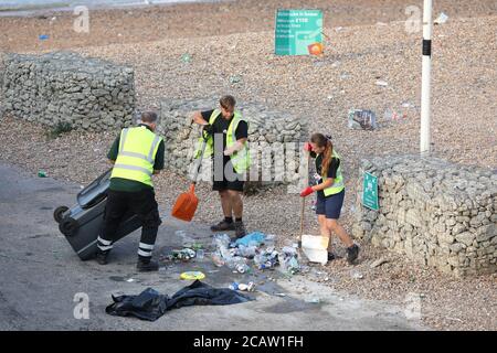 Brighton, Großbritannien. August 2020. Ratsarbeiter beginnen die Mammutaufgabe, die Küste und den Strand zu säubern, bevor mehr Sonnenanbeter an einem erwartungsgemäß heißen Tag im South Coast Resort ankommen. Kredit: James Boardman/Alamy Live Nachrichten Stockfoto