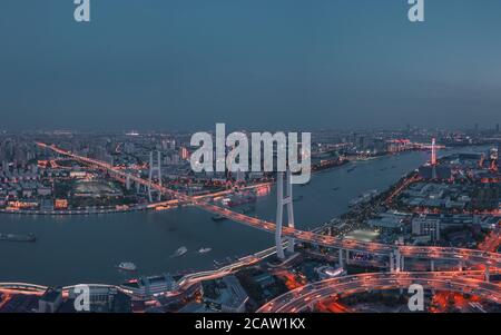 Die Luftaufnahme der Nanpu Brücke bei Sonnenuntergang. Stockfoto