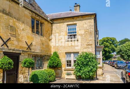 Malerische traditionelle Cotswold Stone Cottages und Gebäude am Straßenrand in Chipping Campden, einer kleinen Marktstadt in den Cotswolds in Gloucestershire Stockfoto