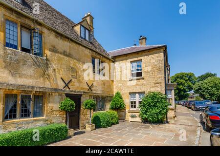 Malerische traditionelle Cotswold Stone Cottages und Gebäude am Straßenrand in Chipping Campden, einer kleinen Marktstadt in den Cotswolds in Gloucestershire Stockfoto