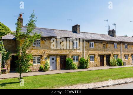 Eine malerische Reihe charmanter Cotswold Stone Cottages am Straßenrand in Chipping Campden, einer kleinen Marktstadt in den Cotswolds in Gloucestershire Stockfoto