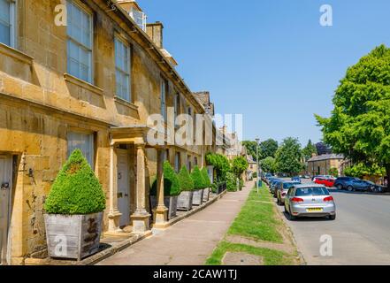 Blick auf die High Street mit traditionellen Cotswold Stone Cottages in Chipping Campden, einer kleinen Marktstadt in den Cotswolds in Gloucestershire Stockfoto