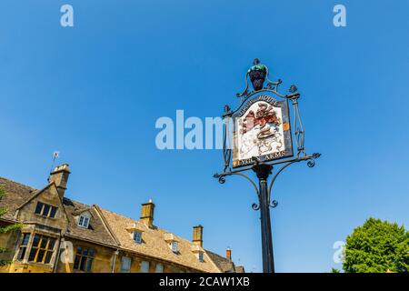 Heruntergekommenes Straßennamen-Zeichen des Lygon Arms in der High Street, Chipping Campden, einer kleinen Marktstadt in den Cotswolds in Gloucestershire Stockfoto